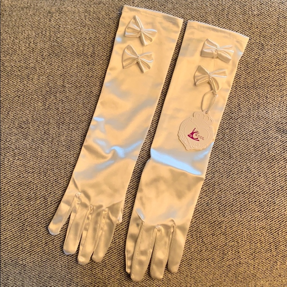 Vintage-style White Longline Gloves with Bows